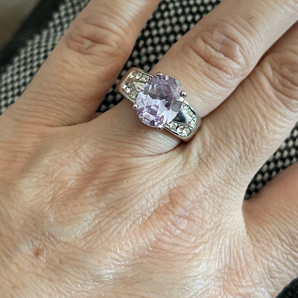 Lovely lavender fashion ring. Approx. Size 7